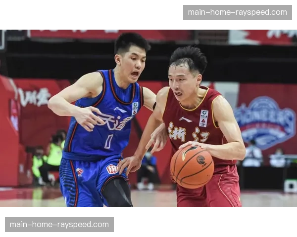 球员通道，赵睿与浙江队旧友王奕博拥抱寒暄