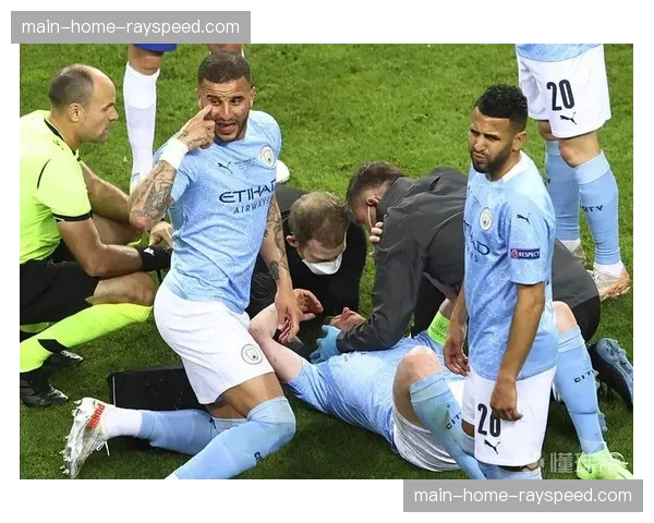 更衣室画面：德布劳内向年轻队友讲解在压迫下送出致命直塞的时机选择