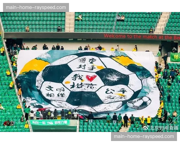 看台风景：门兴球迷在北看台展示巨幅TIFO，纪念俱乐部成立121周年