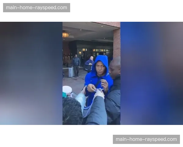 暖心一幕:巴黎球迷在王子公园球场展示支持姆巴佩的巨幅TIFO 暖心一幕:巴黎球迷在王子公园球场展示支持姆巴佩的巨幅TIFO